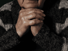 Te listy seniorów do św. Mikołaja złamią ci serce. "Jestem Genia, 78 lat, proszę o ręcznik"