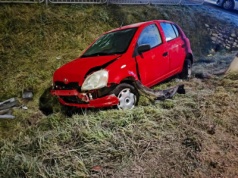 Koło Lublina toyota wpadła do rowu. Kierowca oddalił się z miejsca zdarzenia