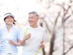 Chodzą do tyłu i mają zdrowsze kolana. Ten trend fitness robi furorę w Azji