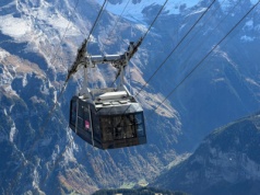 To najbardziej stroma kolejka na świecie. Mieszkańcy docierają nią do domów