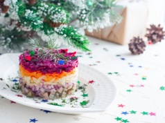 Tak odchudzisz każdą z 12 potraw na Wigilię. Tradycyjna kolacja będzie lżejsza i wciąż pyszna! Zobacz sposoby na lekkie dania świąteczne