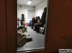 Bezdomni w ogrzewalni z ciepłym posiłkiem przed Wigilią