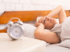 Nie możesz spać przez natrętne myśli? Tak się ich pozbędziesz. Wypróbuj 3 proste sposoby na wyciszenie nocnych rozmyślań i spokojny sen