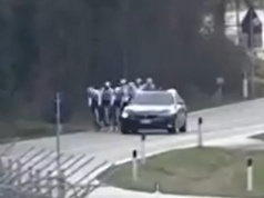 Samochód podjechał do grupy kolarzy. Kierowca opuścił szybę i... padły strzały