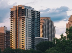 Najemcy oddają właścicielom mieszkań połowę zarobków