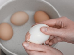 To najszybszy sposób na obranie jajek. Skorupka sama będzie odpadać