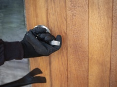 Jak uniknąć włamań i kradzieży przed świętami: Przewodnik po bezpiecznych zakupach