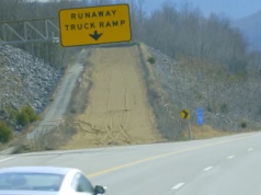 Takie drogi są tylko na wybranych odcinkach autostrad. Ich zadaniem jest ratowanie życia