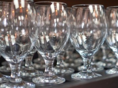 Szklanki i kieliszki będą lśnić jak w restauracji. Tak pozbędziesz się smug i mlecznego nalotu