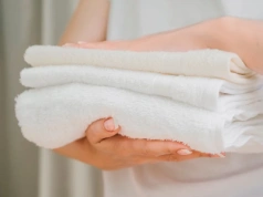 Ten domowy trik z tabletką sprawi, że Twoje ręczniki będą nieskazitelnie białe!