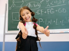 Były premier opowiada bajki. Tym razem o ponad 2 tys. zł straty po przekształceniu umowy w etat