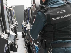 Hazardowy biznes rozbity przez KAS. 10 osób zatrzymanych, setki automatów przejęte