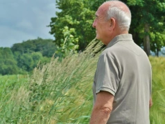 Rolnik przekazał ziemię synowi za wcześnie. Urząd może upomnieć się o podatek