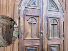 Odrestaurowali drzwi w kościele koło Ciechanowa