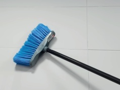 Owiń tym miotłę. Zabrudzenia będą same do niej lgnąć