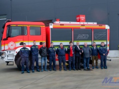 Nowoczesny pojazd gaśniczy dla fabryki akumulatorów Porsche: inwestycja w bezpieczeństwo przyszłości.