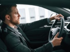 Czy samochód myśli szybciej niż kierowca? Nowa era elektroniki pokładowej w systemach bezpieczeństwa nowej generacji