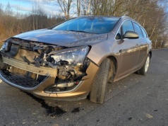 Samochód wjechał pod pociąg. Ruch kolejowy jest wstrzymany