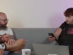 Smartfony niszczą relacje? Niektórzy potrafią rozmawiać z telefonem w ręce