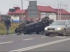Dachowanie samochodu w Rzeszowie. Auto uderzyło w przydrożny słup