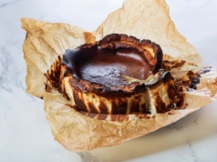 Sernik ciągle się przypala? To nie wina przepisu czy temperatury. Możesz się zdziwić