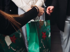 Firmowe paczki nie robią wrażenia. Pracowników przed świętami cieszy jedna rzecz