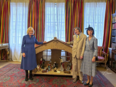 Pałac Buckingham rozświetlony polską szopką z zapałek. Królowa Kamila zachwycona prezentem od niepełnosprawnego artysty