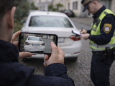 Sąsiad nagra twój samochód. Mandat 300 zł za 60 sekund włączonego silnika