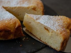 Nie syp za dużo do masy. Sernik wyjdzie kruchy i będzie się rozpadał podczas krojenia