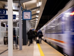 PLK SA wspiera świąteczne podróże – kolej gotowa, by pomóc dojechać do bliskich