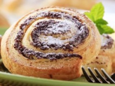 Biorę ciasto francuskie i mak. Te zawijańce znikają raz dwa