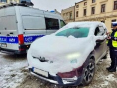Grzejesz auto na mrozie? Mandat 300 zł i remont silnika za 5000. Koniec tolerancji