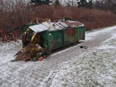 Przepełnione kontenery na cmentarzu. Śmieci zalegają w święta