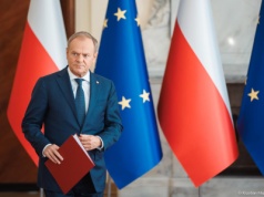 Donald Tusk – świąteczne życzenia i tajemnicze kartki. „Świat zwariował”