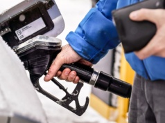 7 trików na niższe zużycie paliwa zimą. Można zaoszczędzić nawet 1 l/100 km