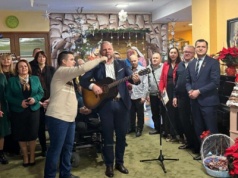 Świąteczna atmosfera i wzruszenia w DPS w Lelowie. Wspólne kolędowanie połączyło mieszkańców