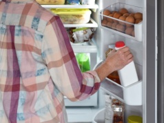 Gdzie powinno się trzymać mleko? Wiele osób popełnia ten błąd. Przez to błyskawicznie się psuje