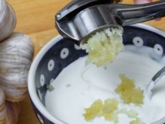 Lubisz czosnek i dodajesz do wielu dań? Oto jak naprawdę wpływa na organizm