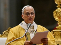 Wierni mokli na placu św. Piotra. Papież wyszedł do nich przed pasterką