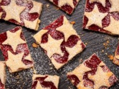 Gwiazdkowe ciasto idealne do świątecznej kawy. Szybki i sprawdzony przepis na domowe słodkości