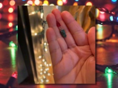 Pokazała, do czego służy czerwona końcówka w lampkach na choinkę. Ludzie oniemieli