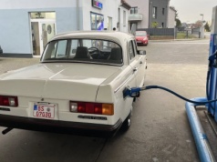 Jeździ 38-letnią chińską limuzyną po Europie. W Chinach zakazano jej używać