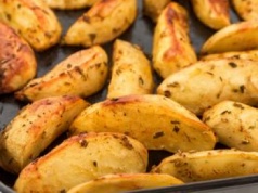 Do obiadu robię ziemniaki pieczone w przyprawach. Cała rodzina je uwielbia