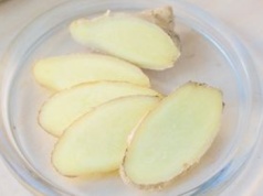 Żuj plasterek jak gumę. To świetny patent na zgagę po świątecznym łakomstwie