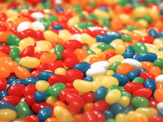 Ważny zakaz znika z rządowej ustawy. E-papierosy smakujące jak cukierki mogą pozostać  w sprzedaży