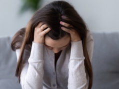 Bezproblemowe dzieci wyrastają na nieszczęśliwych dorosłych. "Zaciskają zęby i udają, że nic się nie stało"