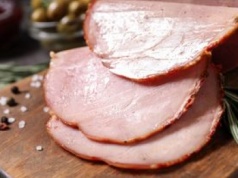 Kupiłeś wędlinę na święta i zauważyłeś metaliczny połysk. Czy można ją jeść bez obaw?