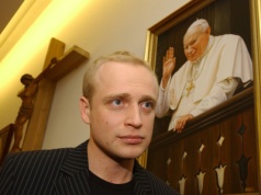 Piotr Adamczyk 20 lat temu zachwycił rolą papieża. Nigdy nie zapomni tego, co mama powiedziała mu w dniu premiery