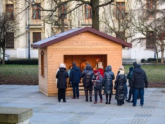 Szopka przed łódzką archikatedrą w zmienionej wersji. Jak oceniają ją łodzianie?