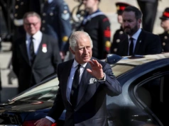 Karol III przed swoim orędziem poprowadził rodzinę królewską do kościoła